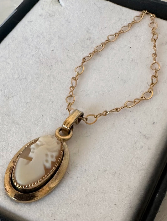 Vintage Gold Necklace w/ Ceramic